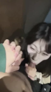 高铁上吃鸡 还没说完直接吞了